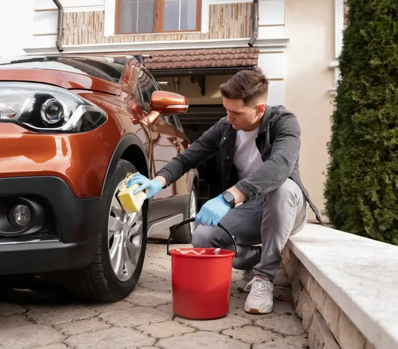 Lavage auto à domicile Ambarès-et-Lagrave : professionnel intervenant sur un véhicule